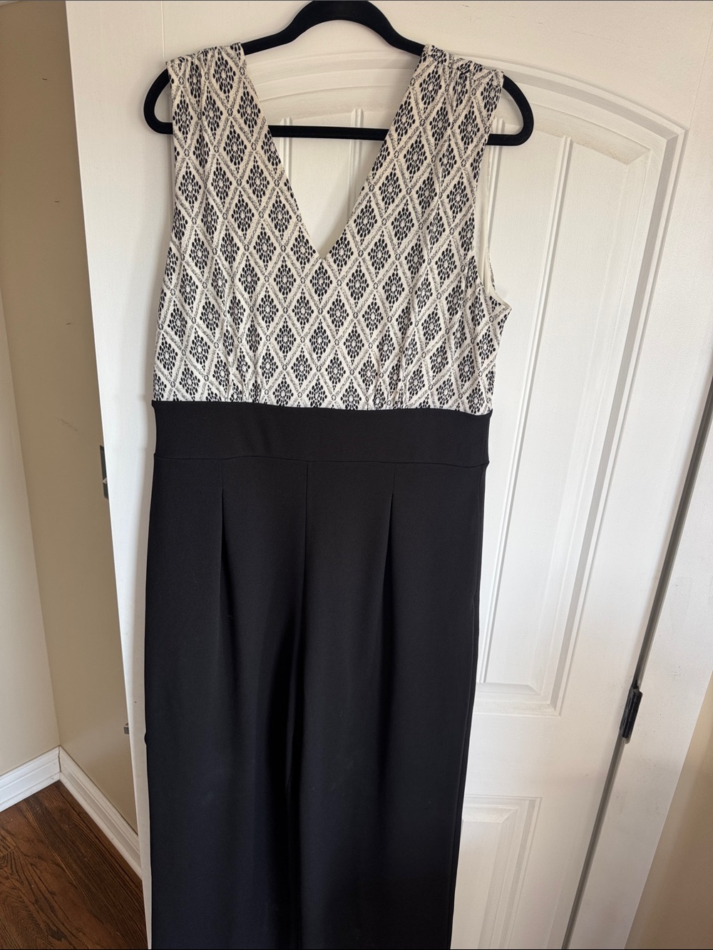 White House Black Market Black & White V-Neck Patterned Jumpsuit
